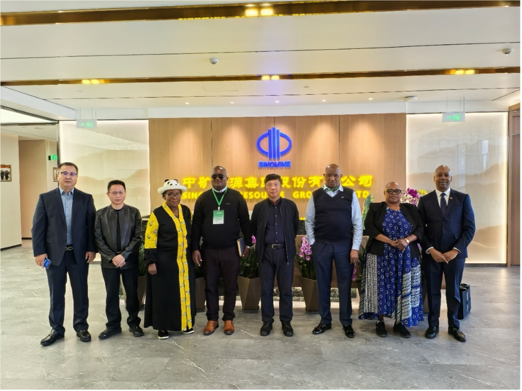 津巴布韦马斯温戈省省长一行到访k8凯发集团总部